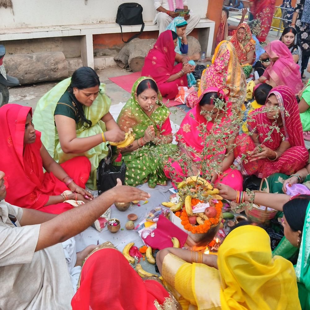 देवरिया में जिउतिया पर माताओं ने रखा निर्जला व्रत:मंदिरों और सरयू घाट पर बरियार के पौधे की पूजा कर पुत्रों की लंबी आयु मांगी