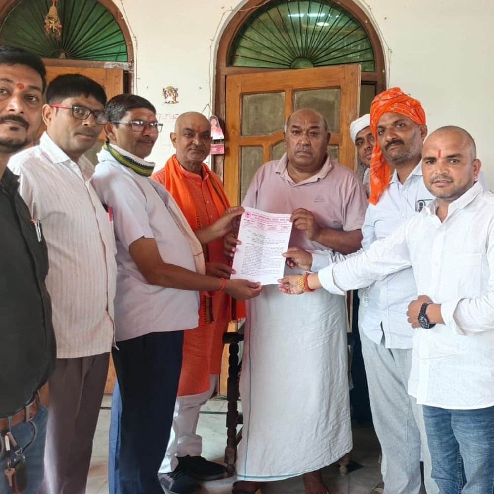 बी-पैक्स कर्मचारियों ने वेतन के लिए सौंपा ज्ञापन:अंबेडकरनगर के कर्मचारियों ने हरिओम पांडे को दिया ज्ञापन