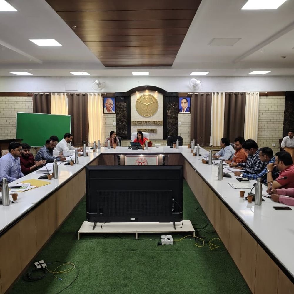 जिला अधिकारी ने सड़कें ठीक करने के निर्देश दिए:हापुड़ में जल जीवन मिशन की समीक्षा, दिसंबर 2026 तक 100 और मार्च 2027 तक सभी 200 पेयजल योजनाएं पूरी करने का लक्ष्य