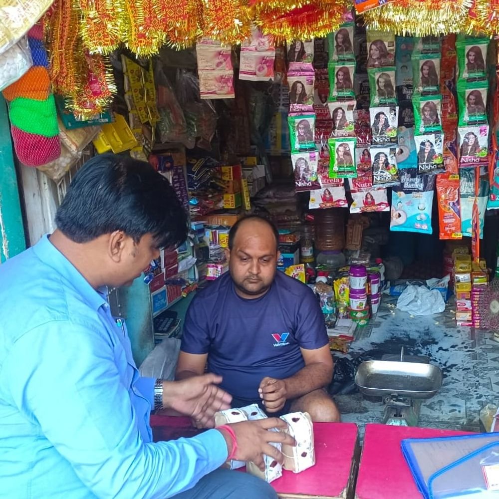 बाराबंकी में फलाहारी दुकानों पर छापा, 6 नमूने लिए:3 दुकानदारों को नोटिस; कुट्टू, घी, बादाम समेत 6 चीजों की होगी जांच