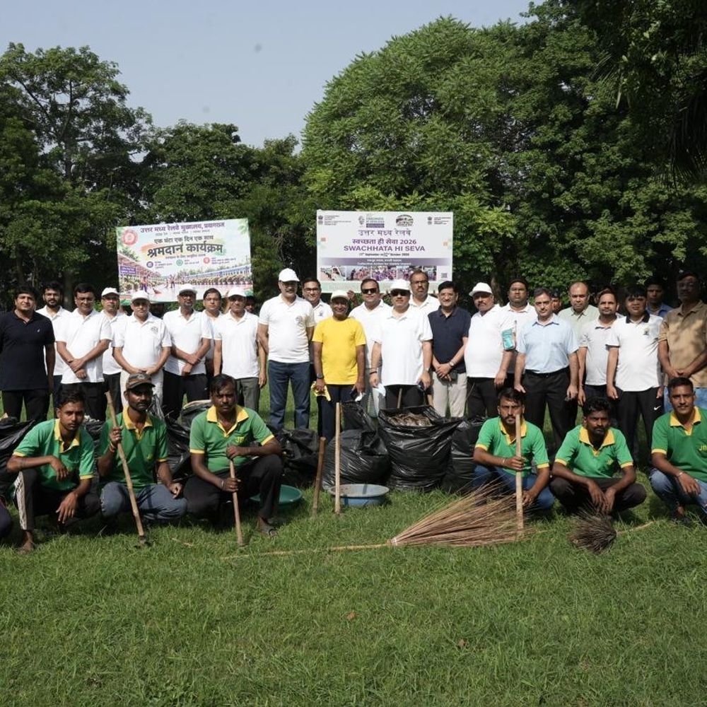 प्रयागराज रेलवे मुख्यालय में अफसरों ने 250 किलो कचरा निकाला:झाड़ू उठाकर 'स्वच्छता ही सेवा पखवाड़ा' अभियान में पेश की मिसाल