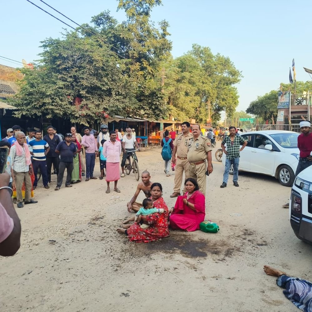 परिवार ने खुद पर तेल छिड़ककर आग लगाने की कोशिश:मिर्जापुर में मड़िहान तिराहे पर पुलिस ने रोका, 3 पीढ़ियों से रहने का दावा