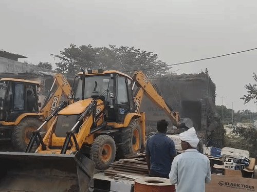 खोराबार टाउनशिप में चला GDA का बुलडोजर:24 मीटर चौड़ी रोड के निर्माण में अतिक्रमण से थी बाधा; तोड़ा गया