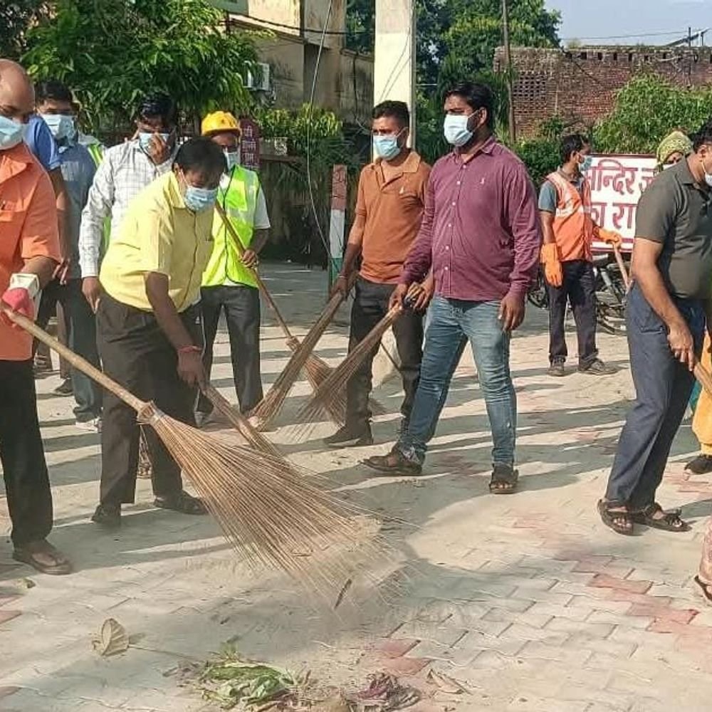 गजरौला में स्वच्छता ही सेवा अभियान:पालिका अध्यक्ष से नगरवासियों तक ने संभाली सफाई की कमान, दिया स्वच्छता संदेश