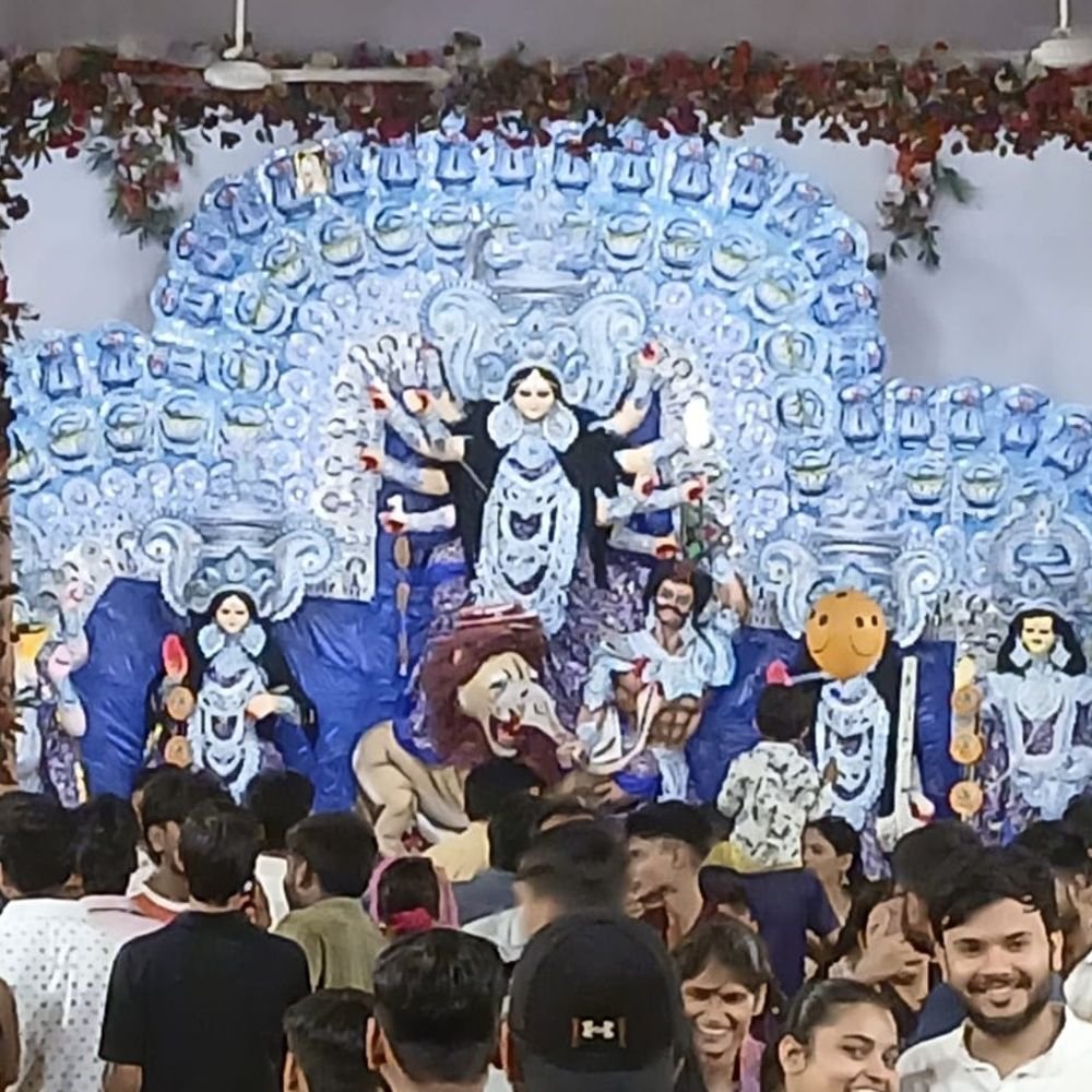 लखनऊ में नवरात्रि उत्सव की धूम:कठौता झील के पास सजाया माता का पंडाल, प्रतियोगिता में बच्चों किया डांस