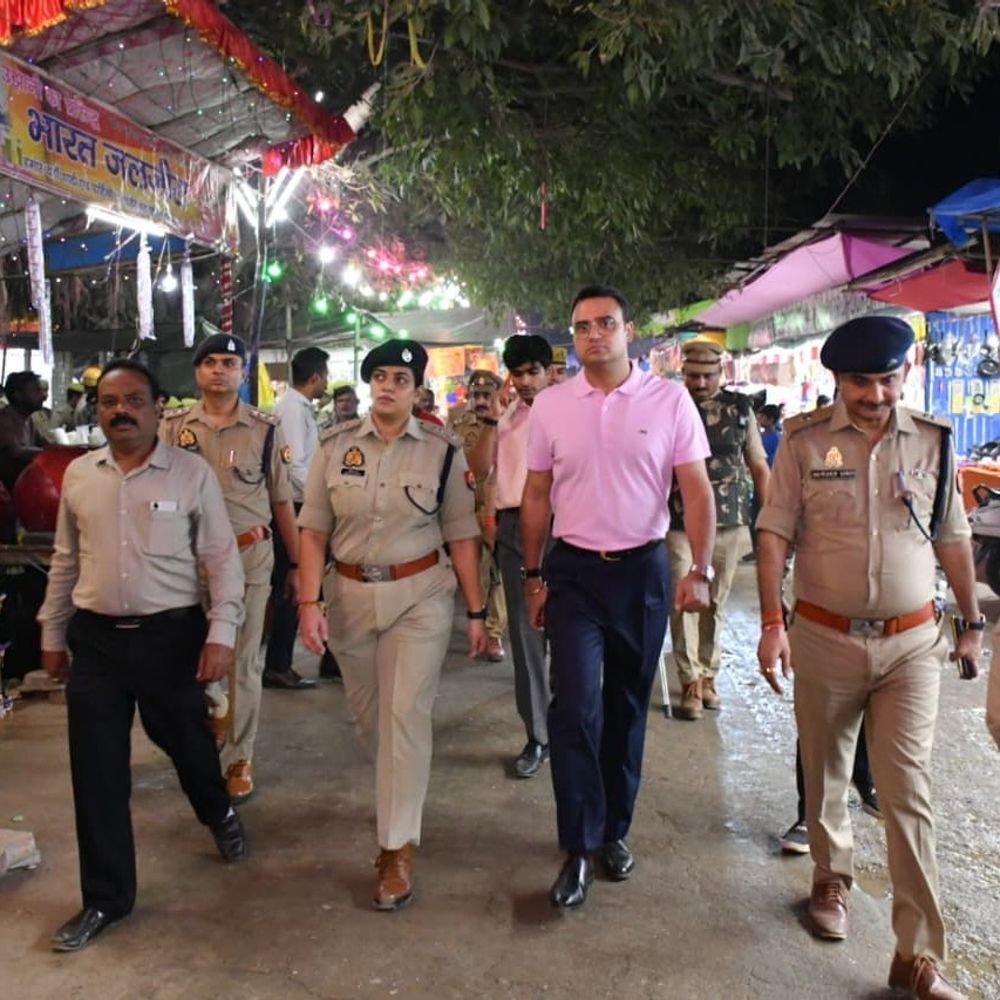 त्योहारों की सुरक्षा परखने रात में सड़कों पर उतरे डीएम-एसएसपी:उझानी में की पैदल गश्त, अफवाह फैलाने वालों पर कार्रवाई के निर्देश