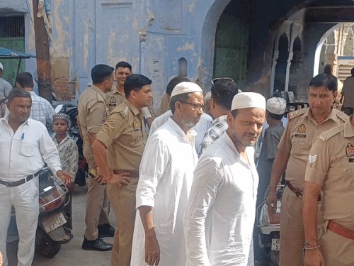 इमलियान मस्जिद के बाहर पर्चे बंटने की सूचना से खलबली:सूचना मिलते ही पहुंचे सीओ कोतवाली संग्राम सिंह, जांच में निकले हकीम के पर्चे