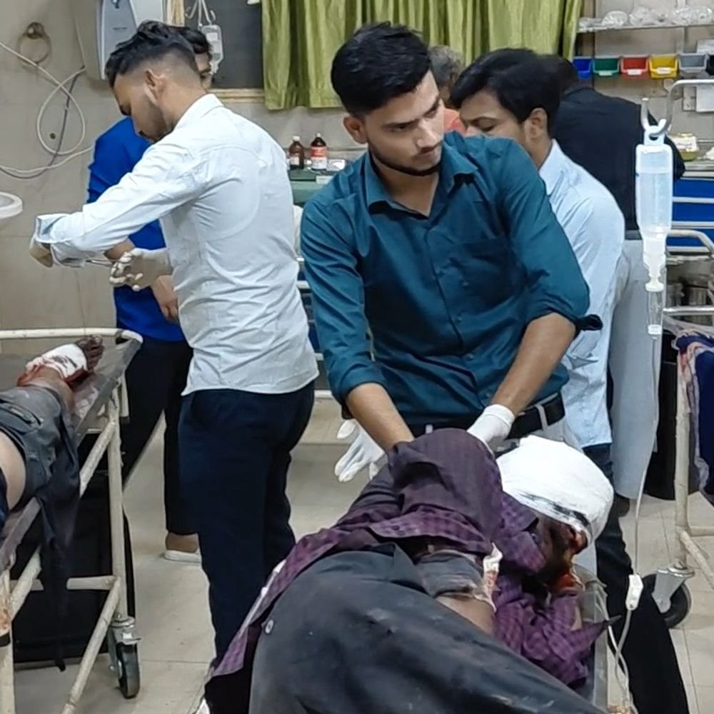 दो बाइकों की आमने-सामने टक्कर, 4 घायल:फर्रुखाबाद में हेड इंजरी के चलते एक हायर सेंटर रेफर