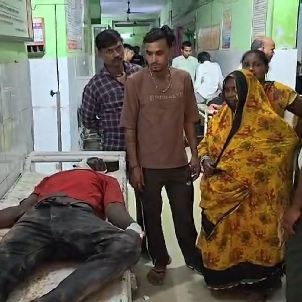 पुरानी रंजिश में मूंगफली विक्रेता पर बांके से हमला:सीतापुर में 7-8 लोगों ने किया हमला, गंभीर हालत में जिला अस्पताल रेफर