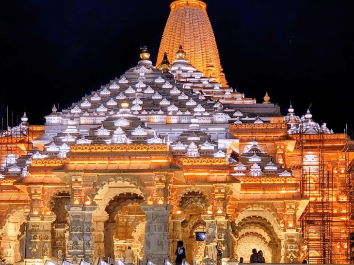 दीपावली से पहले रात को सोने जैसे चमक रहा राममंदिर:आकर्षक रोशनी के बीच मंदिर का शिखर और गुंबद बेहद मनमोहक नजर आ रहे हैं