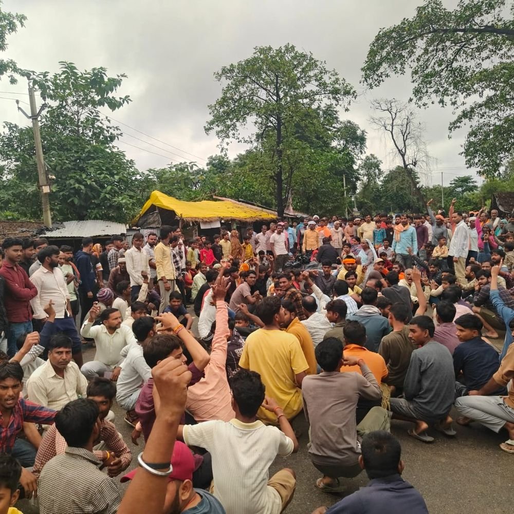 नितेश हत्याकांड में शव सड़क पर रखकर जाम लगाया:सीतापुर में सीओ के आश्वासन पर एक घंटे बाद हटे