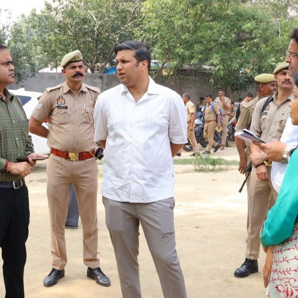 गाजियाबाद में MLC चुनाव आज, स्कूल कॉलेज सभी बंद:13 मतदान केंद्रों पर सुबह 8 बजे शुरू होगी वोटिंग, पीएसी व पुलिस का पहरा