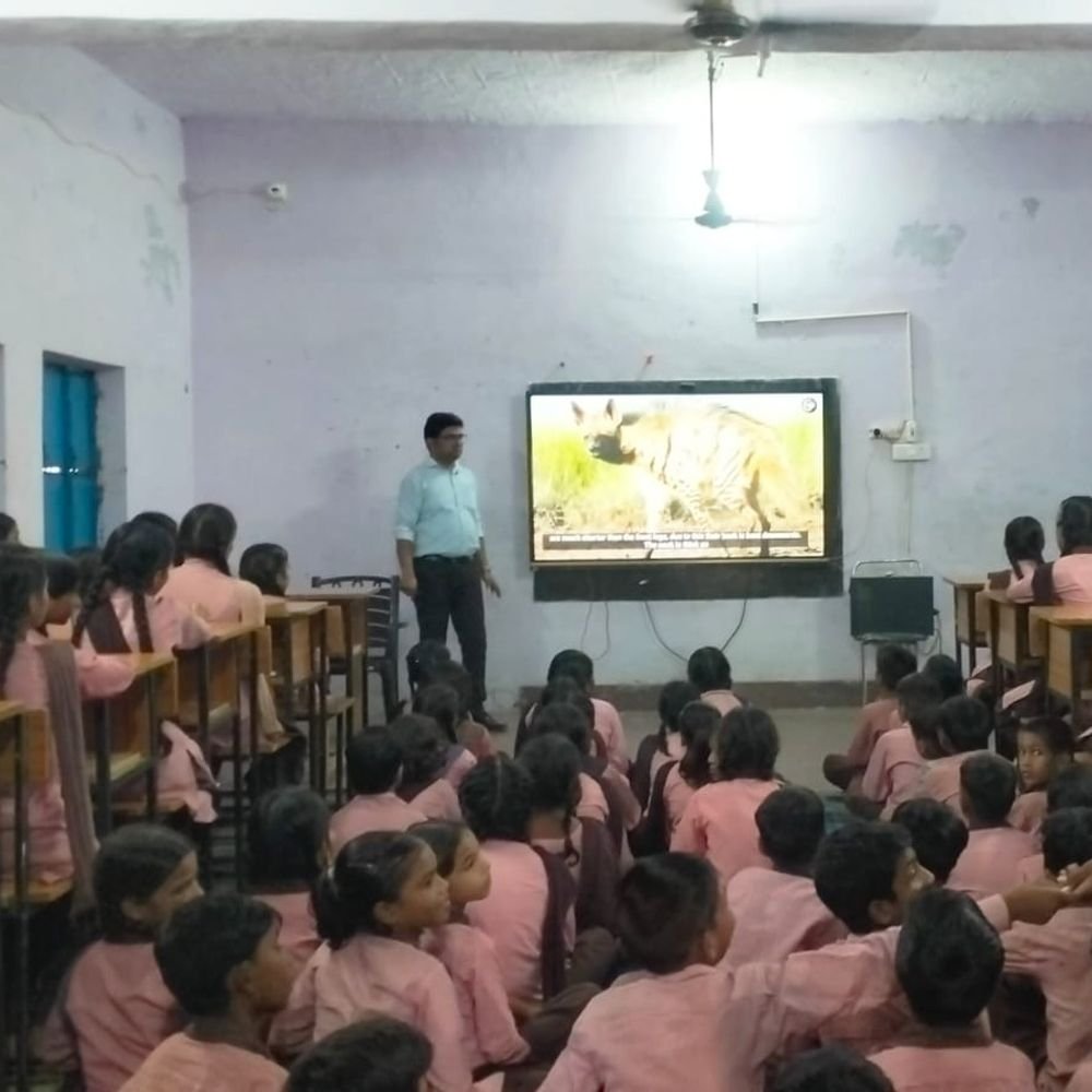 इटावा में लकड़बग्घा जागरूकता कार्यक्रम आयोजित:बच्चों को वन्यजीव संरक्षण की जानकारी दी, अंधविश्वास दूर करने पर दिया जोर
