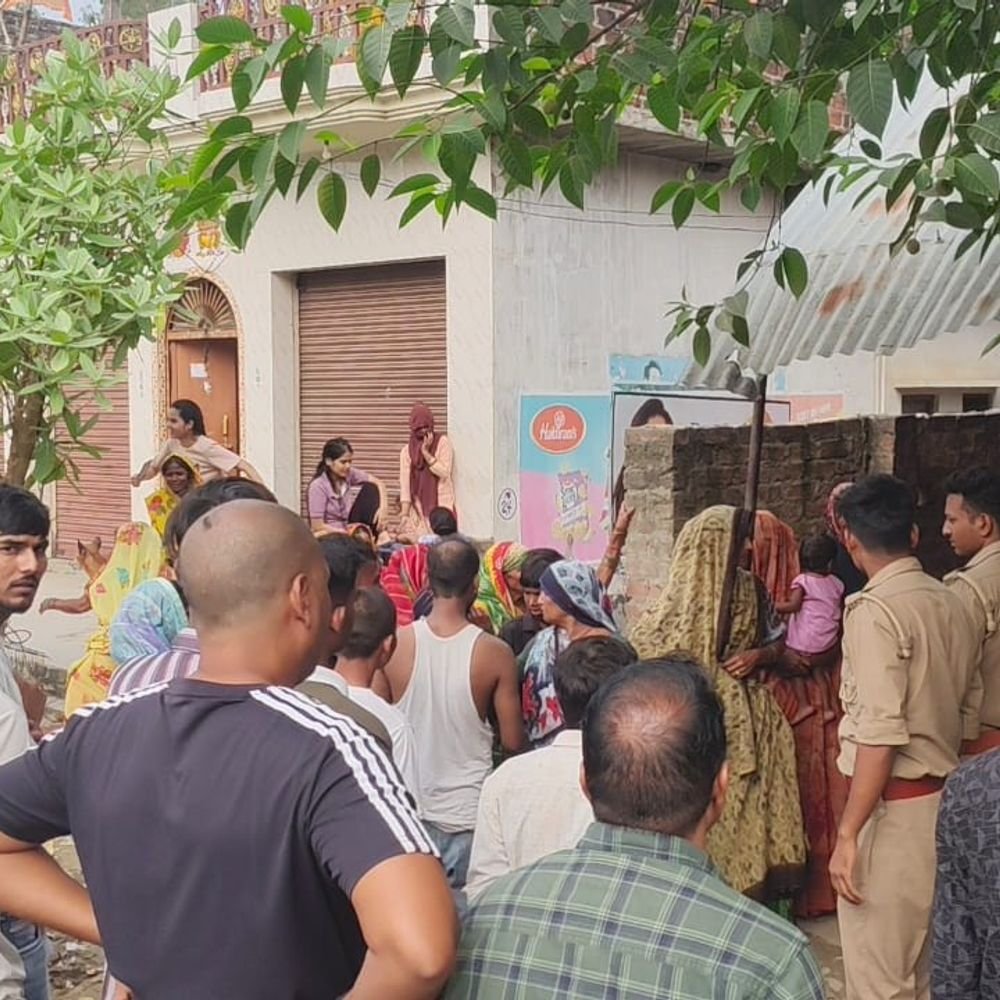 ओवररेटिंग के आरोप में शराब ठेके पर महिलाओं का प्रदर्शन:सफीपुर में संचालक के खिलाफ नारेबाजी, ठेका हटाने की मांग