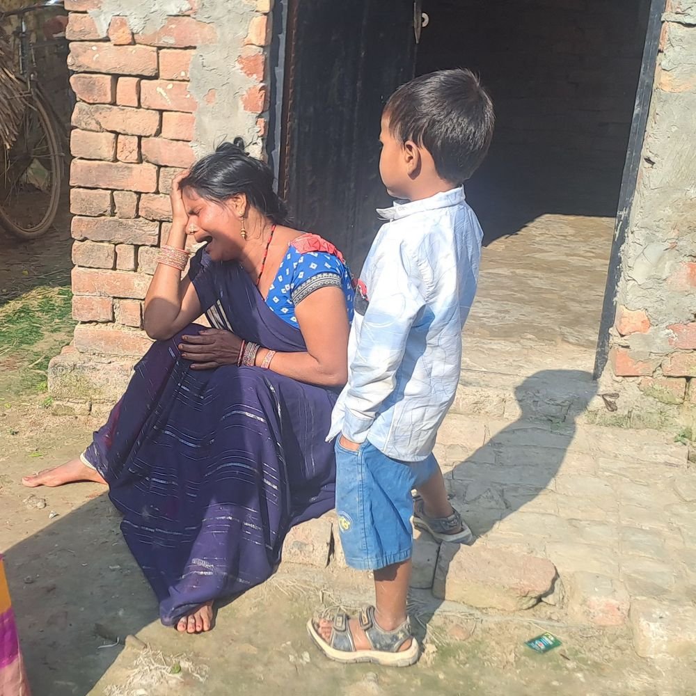 घायलों की सलामती की दुआ कर रहे परिजन:बलरामपुर में सड़क हादसे में गई थी 3 की जान, 3 का चल रहा इलाज