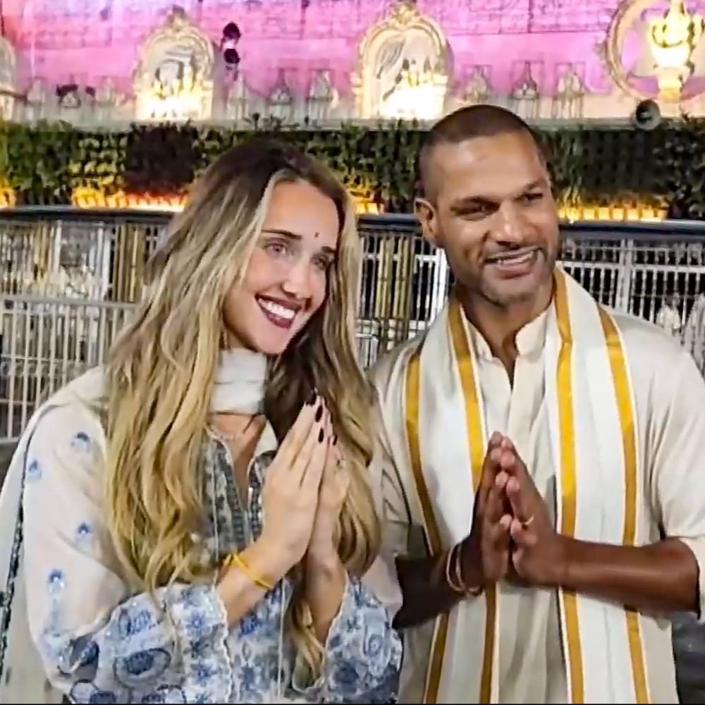 शिखर धवन पत्नी सोफी शाइन संग तिरुमला पहुंचे:फरवरी में शादी हुई थी; पूजा के बाद बोले- व्यवस्थाओं से खुश