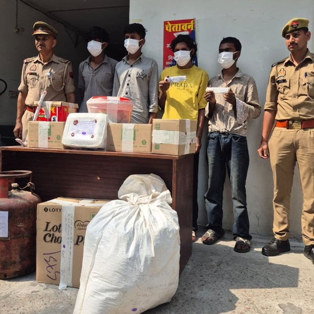 नोएडा में बंद मकान-दुकान में चोरी करने वाले 4 गिरफ्तार:चोरी का सामान, सब्बल और अवैध हथियार बरामद
