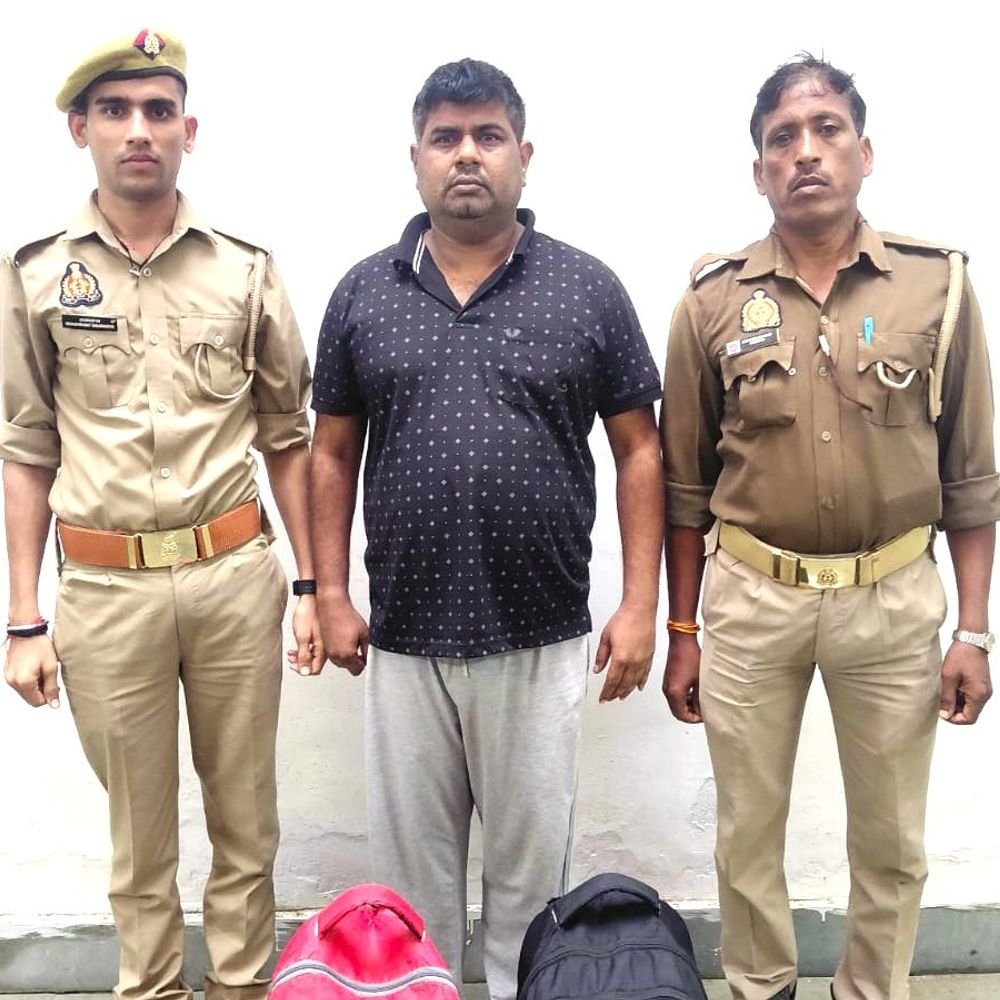 मिर्जापुर में 25 हजार का इनामी गांजा तस्कर गिरफ्तार:10.1 किलो गांजा और 11 हजार रुपए मिले; मथुरा, गाजियाबाद समेत कई जिलों में दर्ज हैं मुकदमे