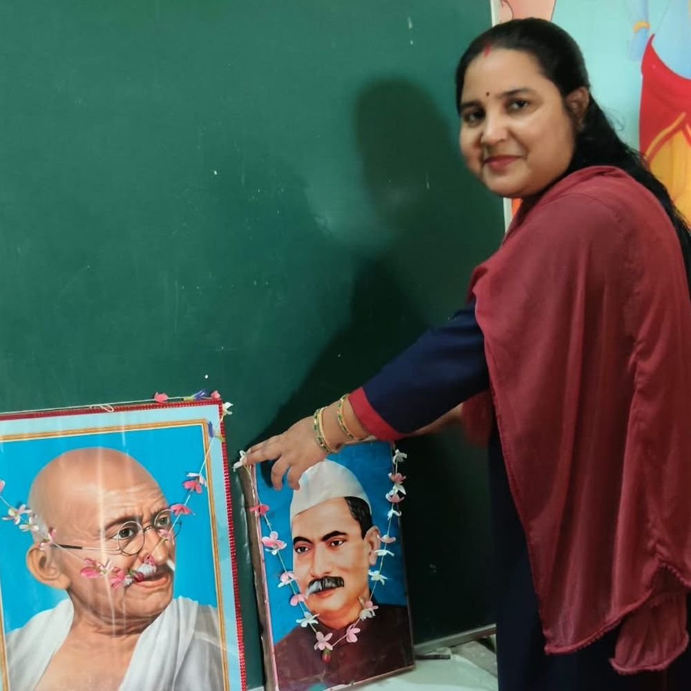 गांधी-शास्त्री जयंती पर युवाओं को सत्य और अहिंसा का संदेश:लखीमपुर में डीएम ने गांधी-शास्त्री को किया नमन, स्वतंत्रता संग्राम सेनानियों के आश्रित सम्मानित