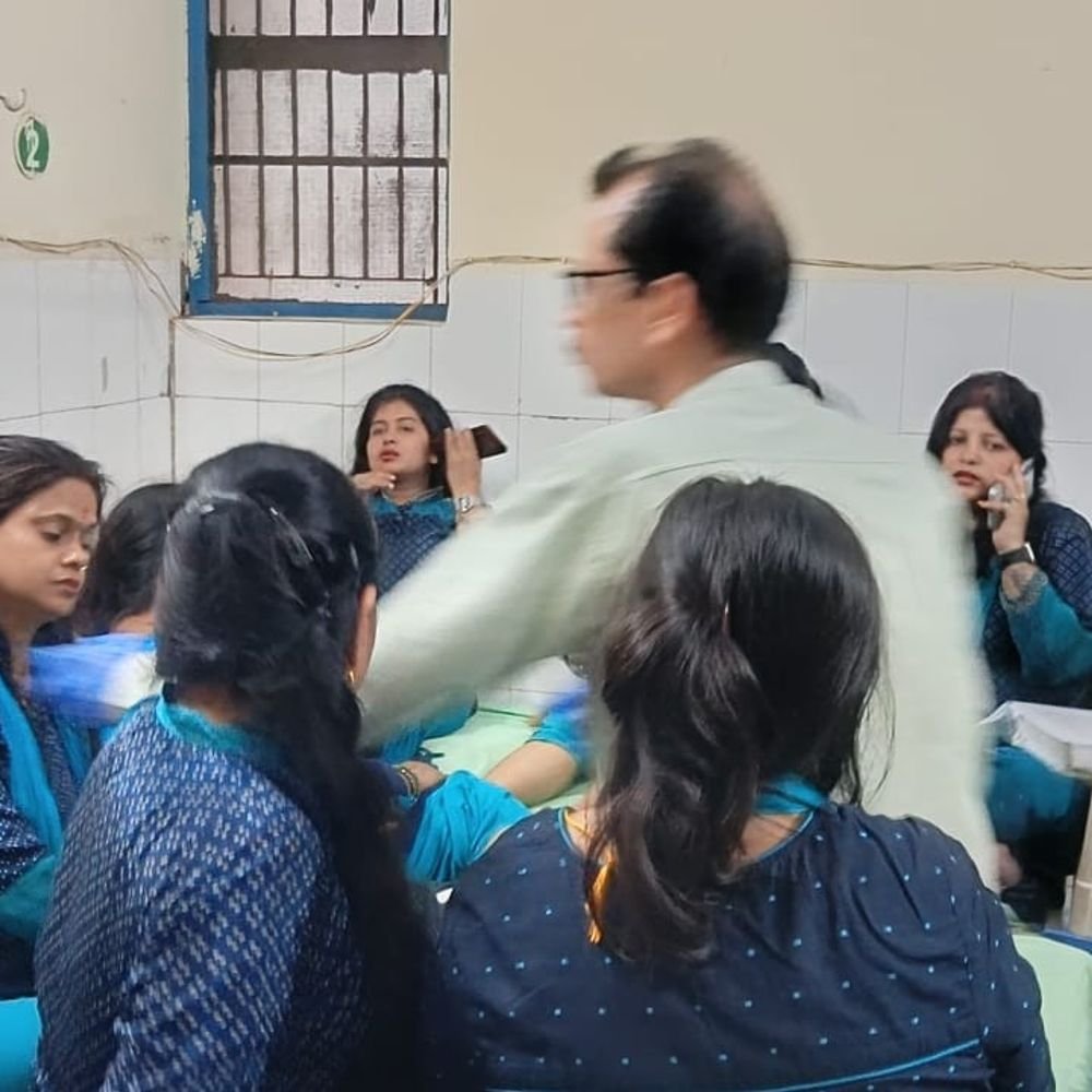 हाथरस में स्कूल बस-कंटेनर की टक्कर, चालक-परिचालक समेत 15 घायल:6 को अलीगढ़ रेफर किया, स्टाफ लेकर अलीगढ़ से आ रही थी बस