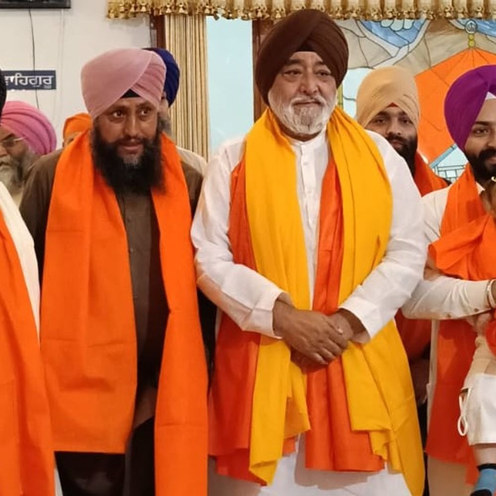 3700 किमी की यात्रा कर हेमकुंड साहिब पहुंचे पाक श्रद्धालु:बर्फबारी के बीच की अंतिम अरदास, उत्तराखंड में मिली सुविधाओं की तारीफ की