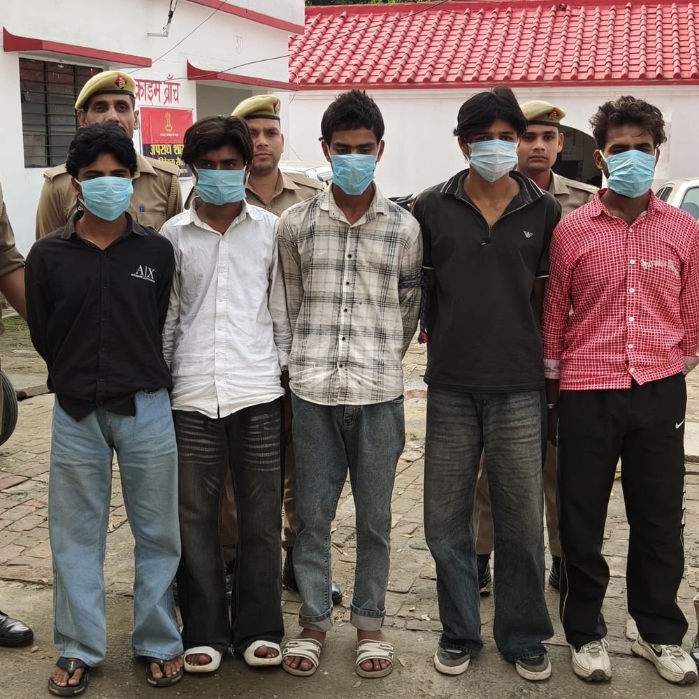 सहारनपुर में राहगीर को घेरकर लूटने वाले 5 दोस्त अरेस्ट:12 हजार रुपए-मोबाइल, तमंचा-चाकू बरामद; भागने की फिराक में थे