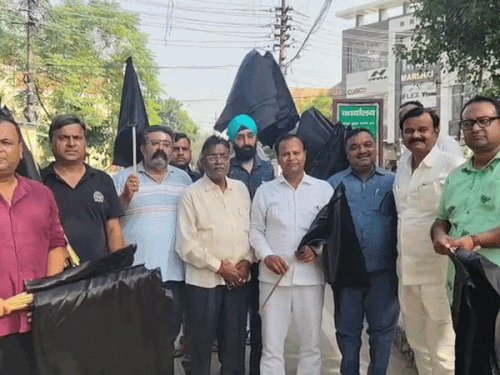 मेरठ के बाजारों में लगातार लग रहे काले झंडे:संयुक्त व्यापार संघ के आहवान पर जुटे व्यापारी, मेडा के वीसी से भी की मुलाकात