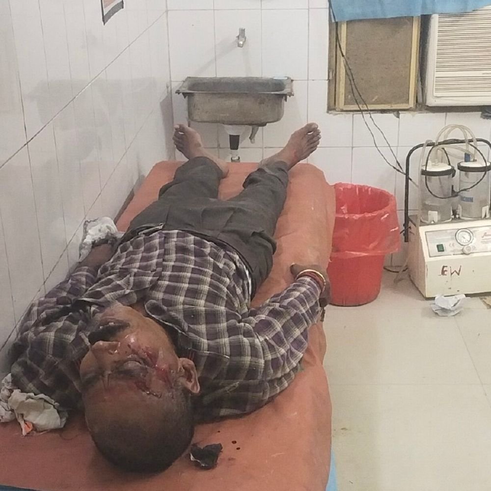 बाइक में टैक्सी ने मारी टक्कर:3 महीने की बच्ची समेत 4 घायल, हादसे के बाद चालक फरार