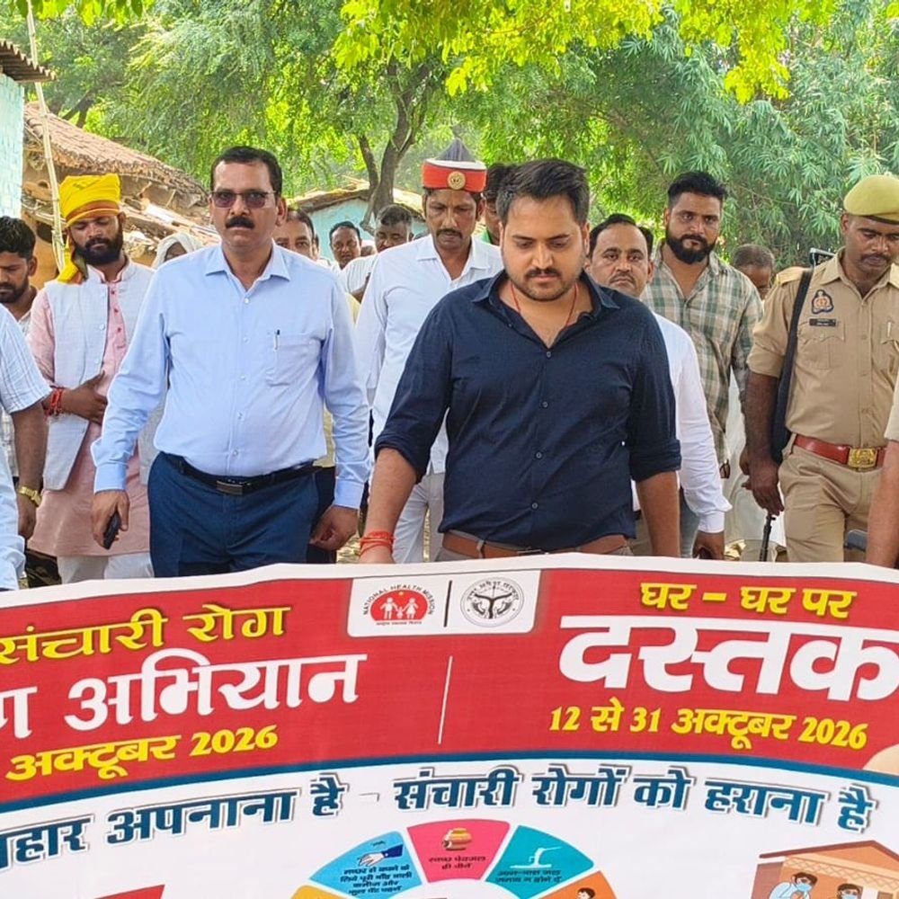 सोनभद्र में संचारी रोग नियंत्रण अभियान शुरू:डीएम ने मारकुंडी में घर-घर जाकर लोगों को किया जागरूक