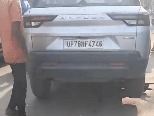बुजुर्ग को 20 मीटर घसीटते ले गई कार, मौत:VIP रोड पर हुआ हादसा, राहगीरों के पीछा करने पर ड्राइवर कार छोड़कर भागा
