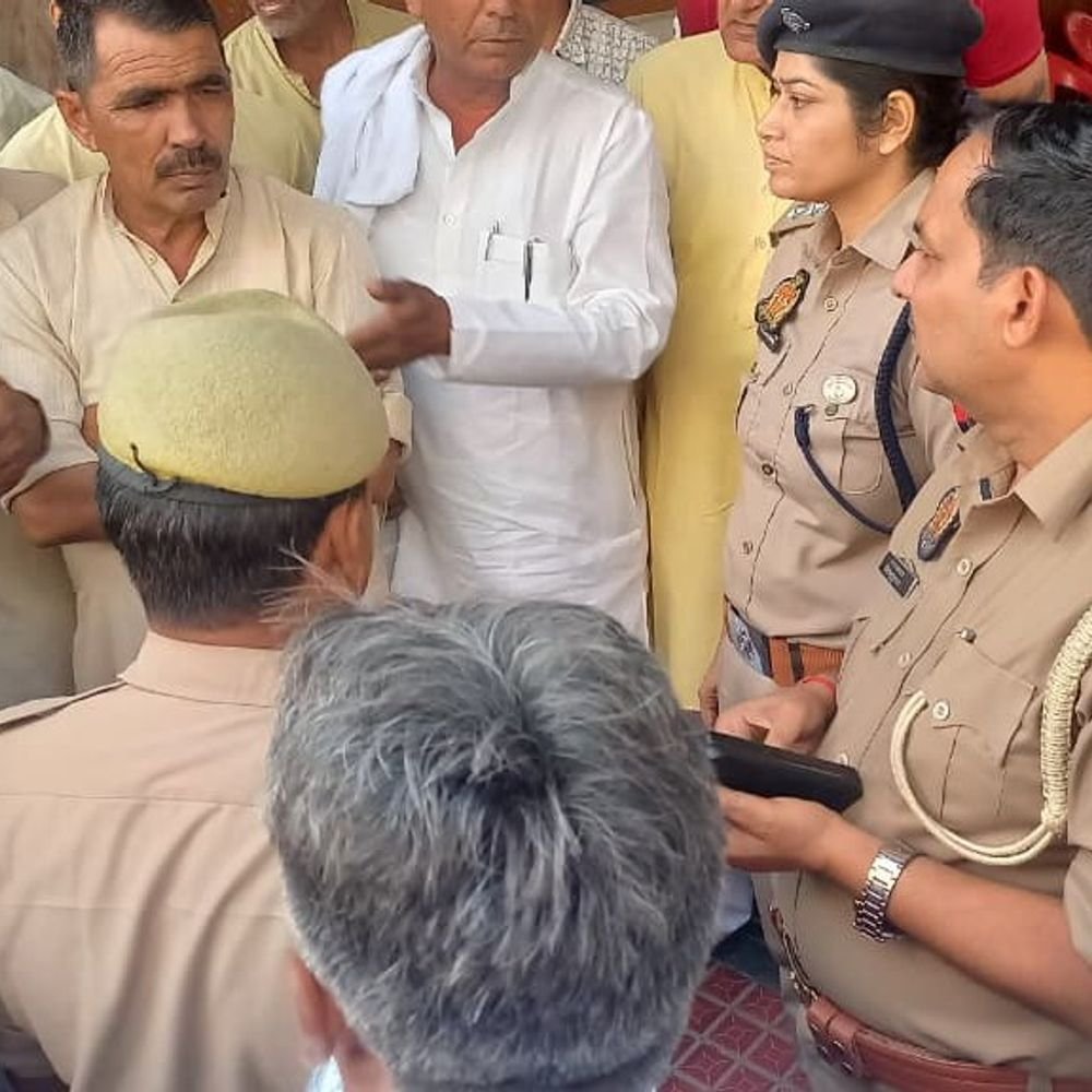 बागपत में पेशाब रोकने पर घर में घुसकर हमला:शादी के माहौल में मारपीट, फायरिंग से 2 महिलाओं समेत 4 घायल, एक को गोली लगी