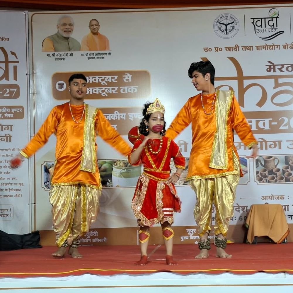 खादी महोत्सव में श्रीराम स्तुति की प्रस्तुति:सुर-संगीत महाविद्यालय के विद्यार्थियों ने बांधा समां, आठ राज्यों के उत्पाद भी बने आकर्षण; आज नरसिम्हा की प्रस्तुति