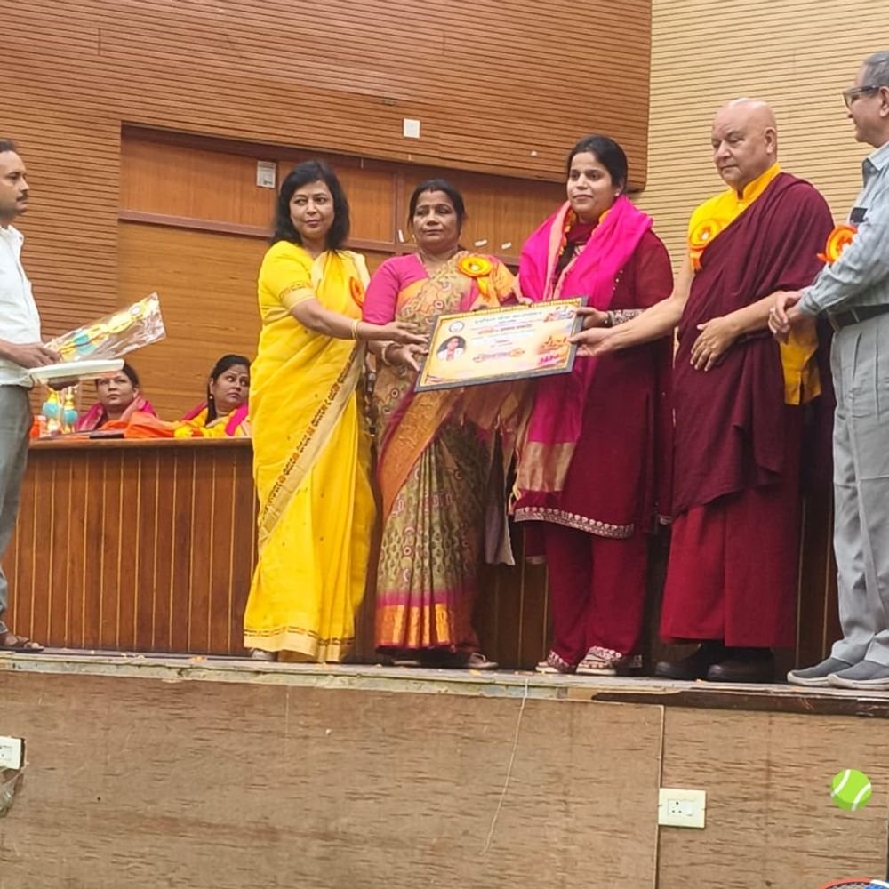 वाराणसी में महिलाओं का सम्मान समारोह:चिकित्सा सेवा में योगदान के लिए डॉ. अंजली यादव को मिला योगिनी सम्मान-2026