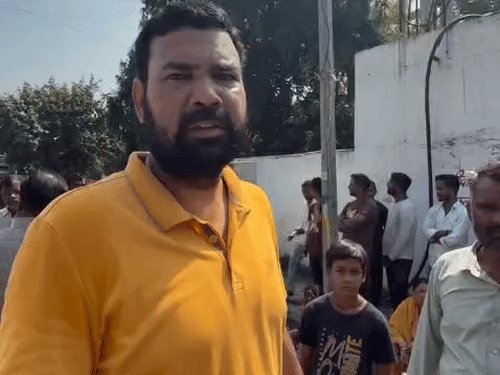 तालाब पर कब्जे से नाराज महिला का विरोध प्रदर्शन:भाकियू प्रदेश अध्यक्ष अनुज सिंह बोले- प्रशासन कर रही अनदेखी, तालाब व जमीन की जांच हो