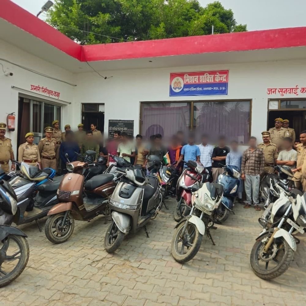 मऊ में स्टंटबाजी करने वाले 18 युवक गिरफ्तार:तेज रफ्तार और स्कूल-कॉलेजों के बाहर बेवजह घूमने वालों पर पुलिस का एक्शन