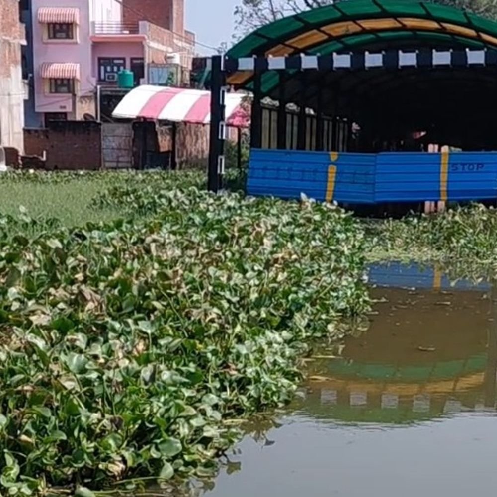 फर्रुखाबाद में सातनपुरमंडी जाने वाला अंडरपास पानी से भरा:आवाजाही बंद होने से लोगों को 2.5 किलोमीटर घूमकर जाना पड़ रहा
