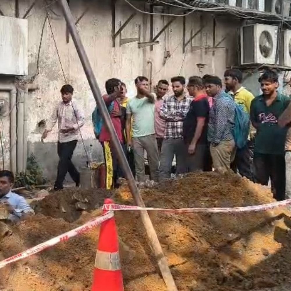 हापुड़ में बोरिंग से PNG पाइपलाइन फटी:गैस रिसाव देख भागे लोग, दमकल, पुलिस ने संभाला मोर्चा