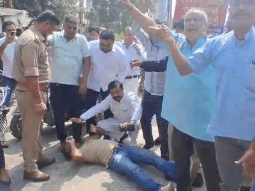 यूपीआई शुल्क के विरोध में व्यापारियों का प्रदर्शन:डीएम के माध्यम से प्रधानमंत्री को भेजा ज्ञापन, मांग नहीं मानी तो बाजार बंद कर आंदोलन की चेतावनी