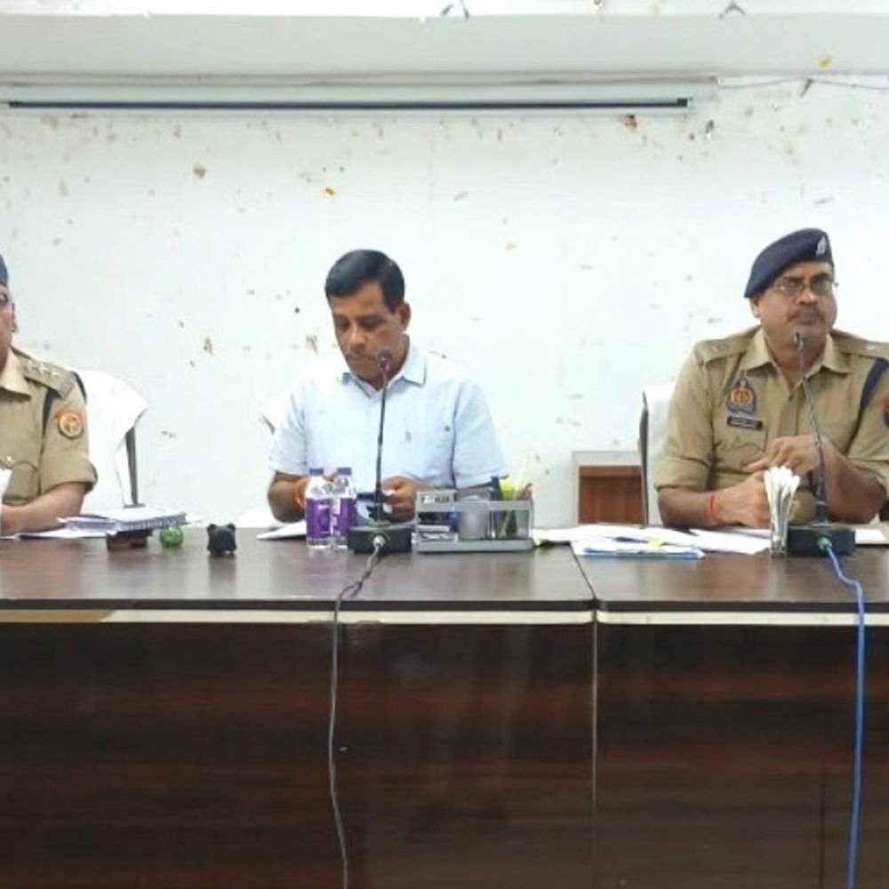 देवरिया में एमएलसी चुनाव के लिए पुलिसकर्मियों की ब्रीफिंग:निष्पक्ष और शांतिपूर्ण चुनाव के लिए सतर्कता बरतने, लापरवाही न करने के निर्देश दिए गए
