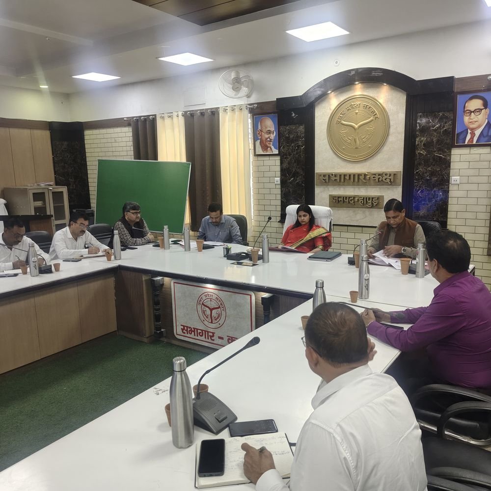 हापुड़ में बंदरों को पकड़ने और नसबंदी की योजना बनेगी:डीएम कविता मीना ने नगर निकायों और वन विभाग को मिलकर काम करने के निर्देश दिए