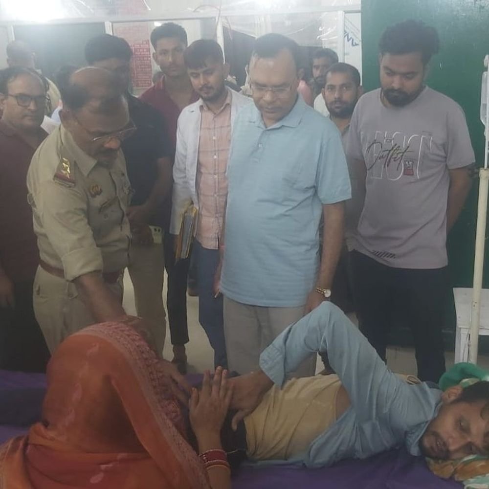 कार ने दुर्गा पंडाल के बाहर खड़े लोगों को रौंदा:बलरामपुर में 3 की मौत, 5 गंभीर घायल, दुर्गा पंडाल पर आरती देख रहे थे लोग