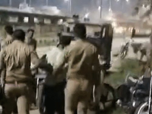 डेरापुर में 100 फीट ऊंचे मोबाइल टावर पर चढ़ा व्यापारी:फोन गुम होने से परेशान था, पुलिस ने समझाकर डेढ़ घंटे बाद उतारा