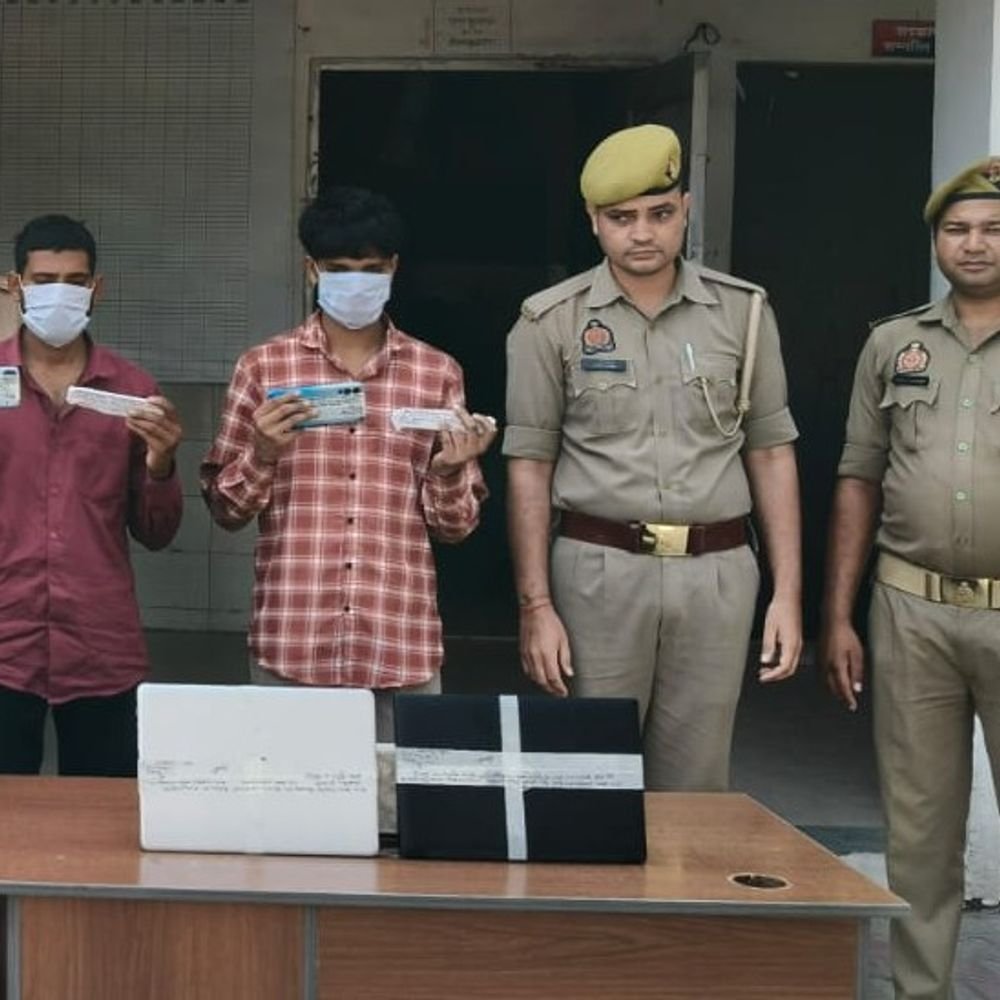 ग्रेटर नोएडा में दो सगे भाई गिरफ्तार:चोरी की 3 मोटरसाइकिल, 2 लैपटॉप और मोबाइल फोन बरामद, अवैध चाकू भी मिले