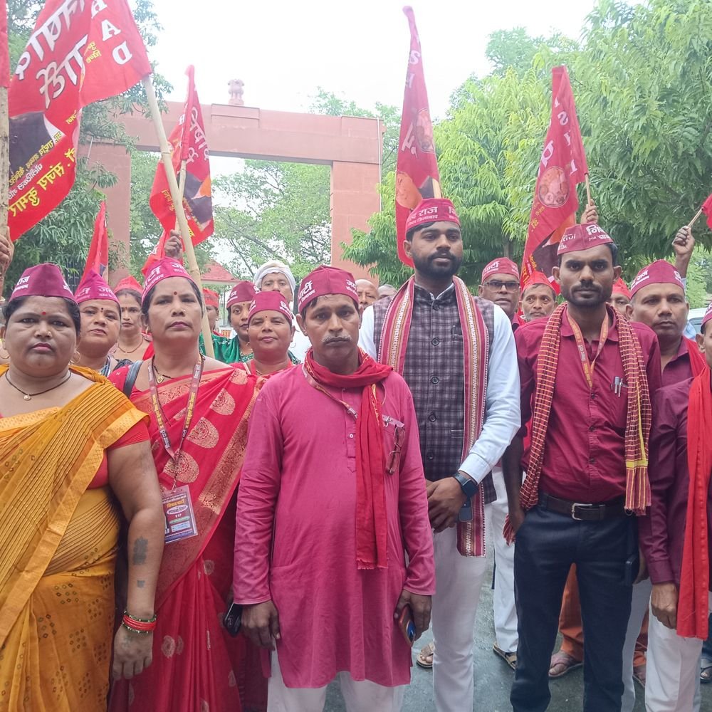 निषाद नेता से मारपीट, डीएम को सौंपा ज्ञापन:महराजगंज में पार्टी कार्यकर्ताओं ने निष्पक्ष जांच, दोषियों पर कार्रवाई की मांग