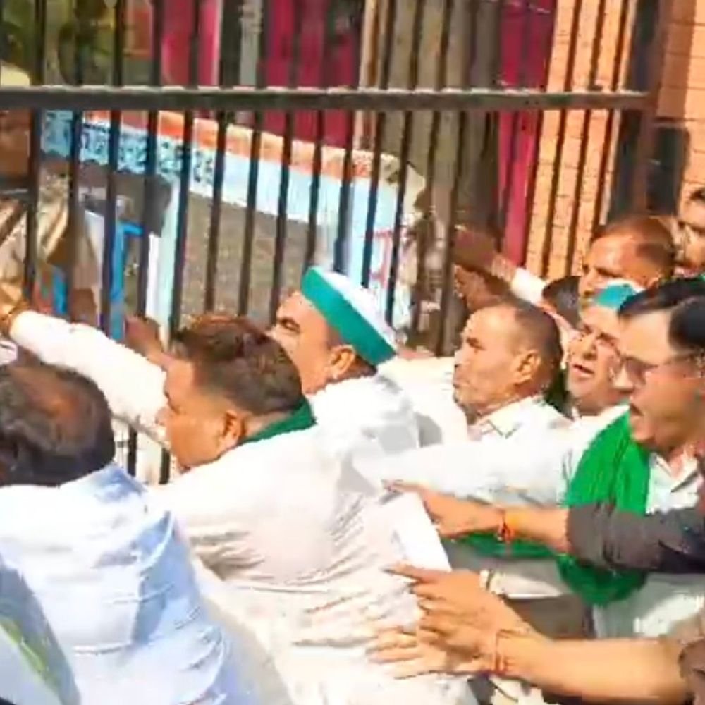 बिजनौर में किसानों ने तोड़े बैरिकेड, कलेक्ट्रेट में घुसे:वोटर लिस्ट की जांच की मांग, राष्ट्रपति के नाम ज्ञापन देने पहुंचे थे भाकियू के किसान