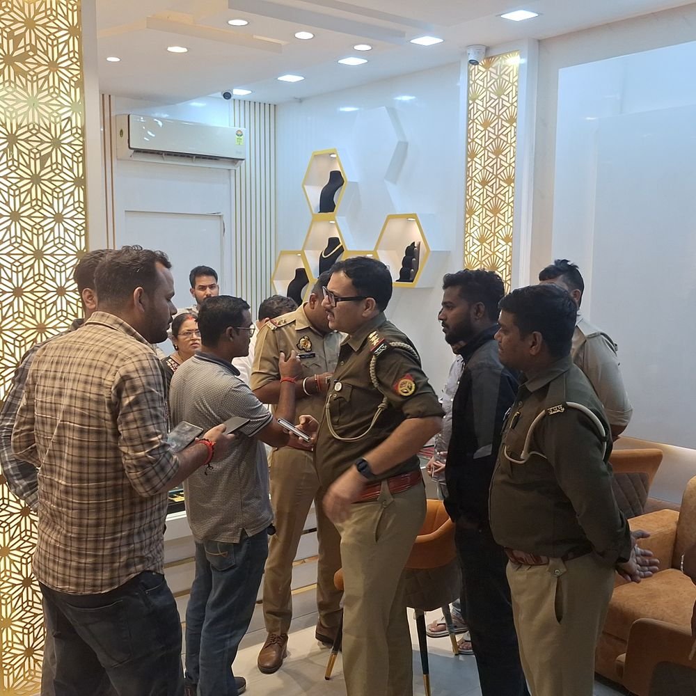 गाजीपुर में ज्वेलर्स की दुकान से 6 चेन लूटीं:बदमाशों ने दो राउंड फायरिंग की; एसपी विनय कुमार सिंह मौके पर पहुंचे