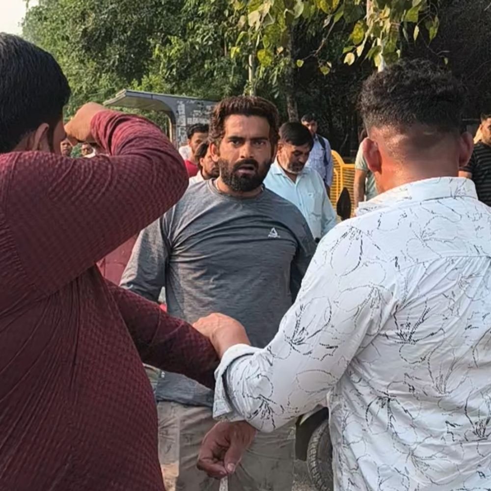 मेरठ में प्रेमिका को ई-रिक्शा से धक्का दिया:जेल चुंगी से CCS यूनिवर्सिटी तक पीटता लाया, लोगों ने आरोपी युवक को पीटा