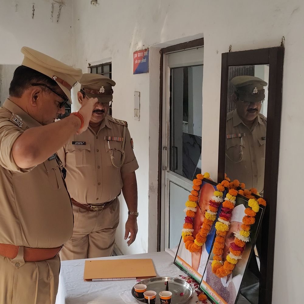 मुरादाबाद में गांधीजी के आदर्शों को अपनाने का संकल्प:गांधी जयंती पर अग्निशमन अधिकारियों ने चित्र पर पुष्प अर्पित कर दी श्रद्धांजलि