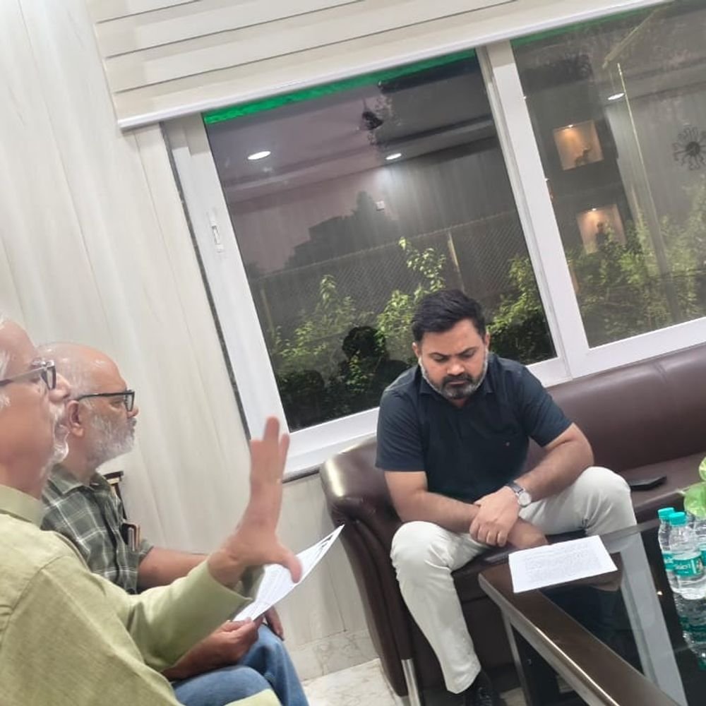 टिकवांपुर के विकास की मांग:डीएम को सौंपा ज्ञापन; महिला अस्पताल, सड़क चौड़ीकरण का रखा प्रस्ताव