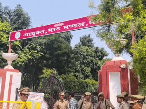 शिक्षक-स्नातक एमएलसी चुनाव में प्रचार तेज:मेरठ-सहारनपुर खंड की दोनों सीटों पर नाम वापसी के बाद मैदान में 18 प्रत्याशी
